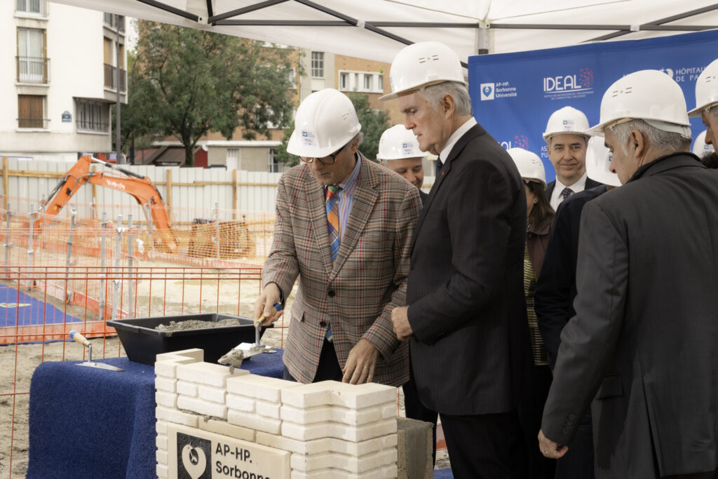 Pose de la première pierre de l'institut IDEAL