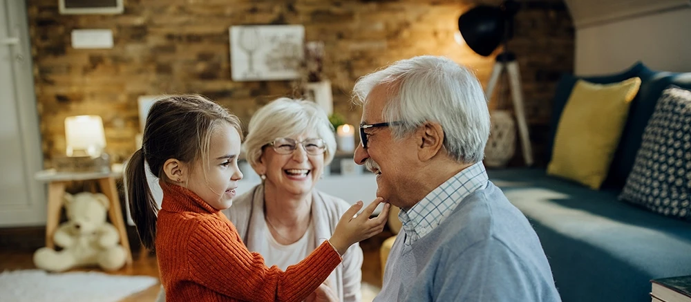 Une fillette joue avec son grand-père et sa grand-mère