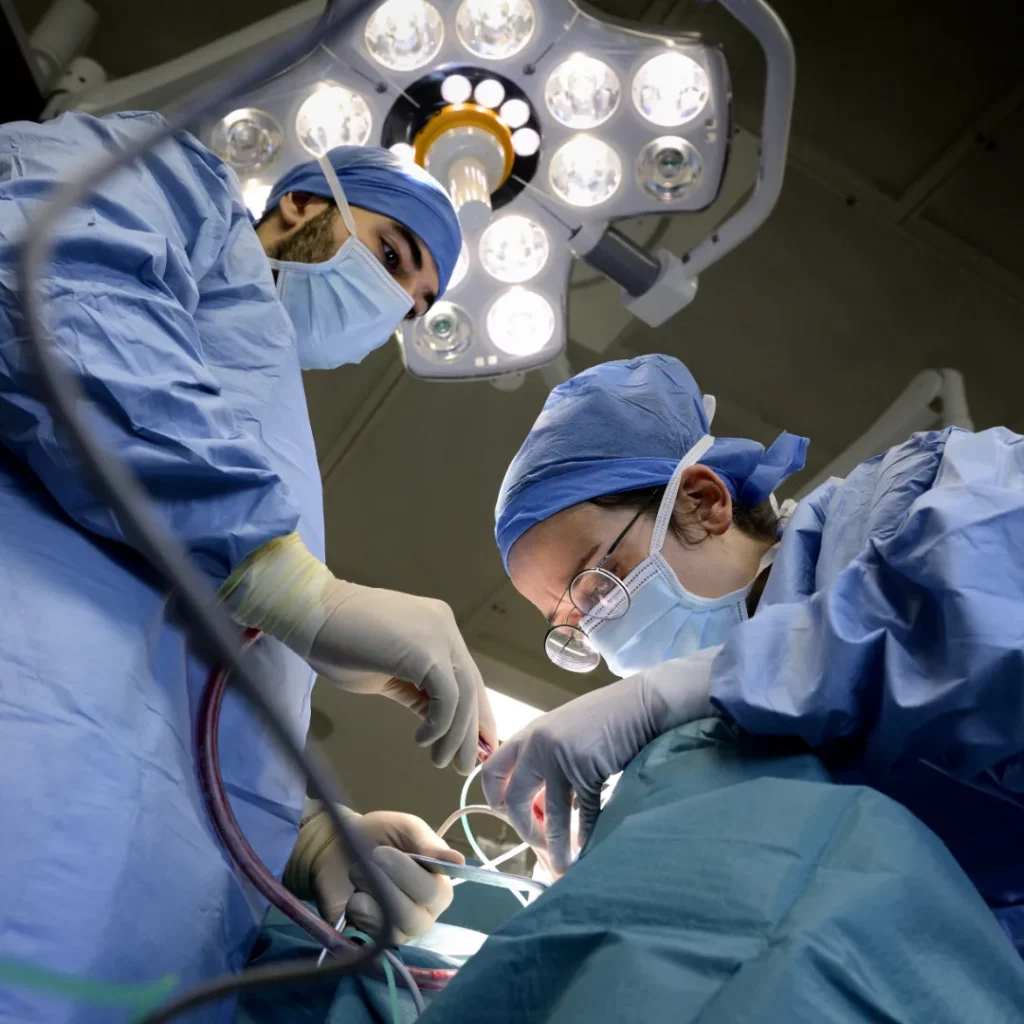 Chirurgiens au bloc opératoire
