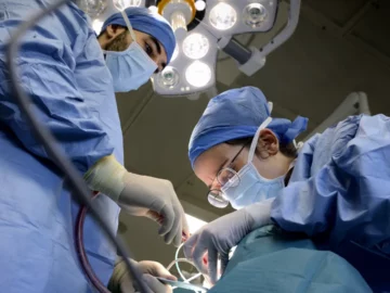 Chirurgiens au bloc opératoire