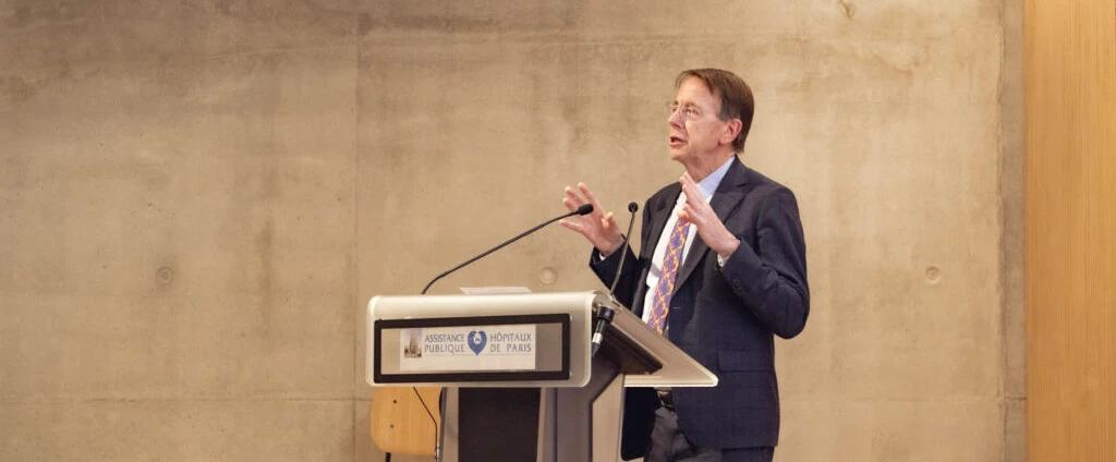 Professeur Sir Rory Collins lors de sa conférence à la Fondation de l'AP-HP