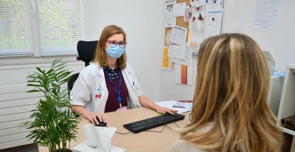 Sage-femme en consultation