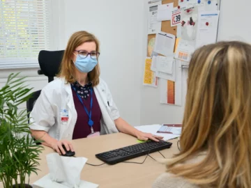 Sage-femme en consultation