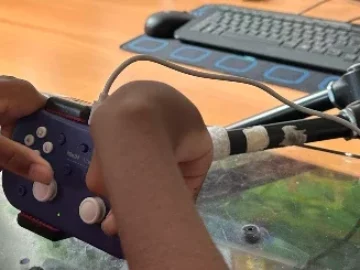 manette de jeu vidéo adaptée à une personne en situation de handicap moteur
